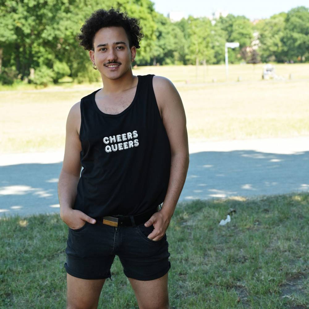 Sexy Mann mit dem Cheers Queers Tank Top