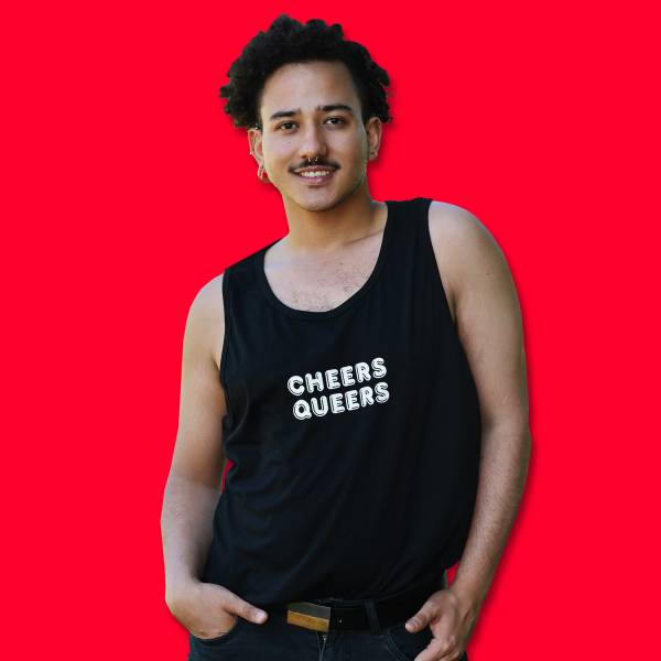 Mann trägt das Cheers Queers Tank Top in Schwarz