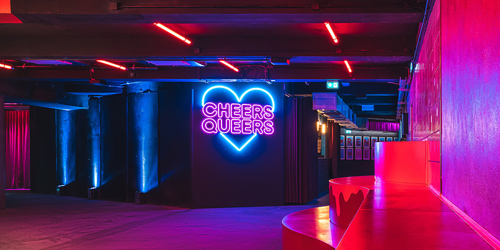 Blick in das Foyer der Pepsi Boston Bar im SchwuZ Queer Club Berlin