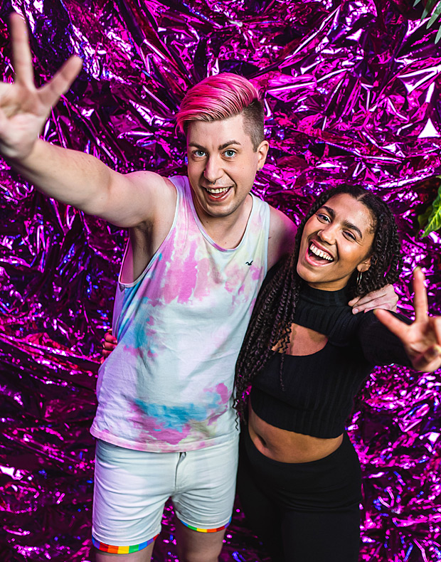 Partygaeste vor der Fotowand im SchwuZ Queer Club Berlin