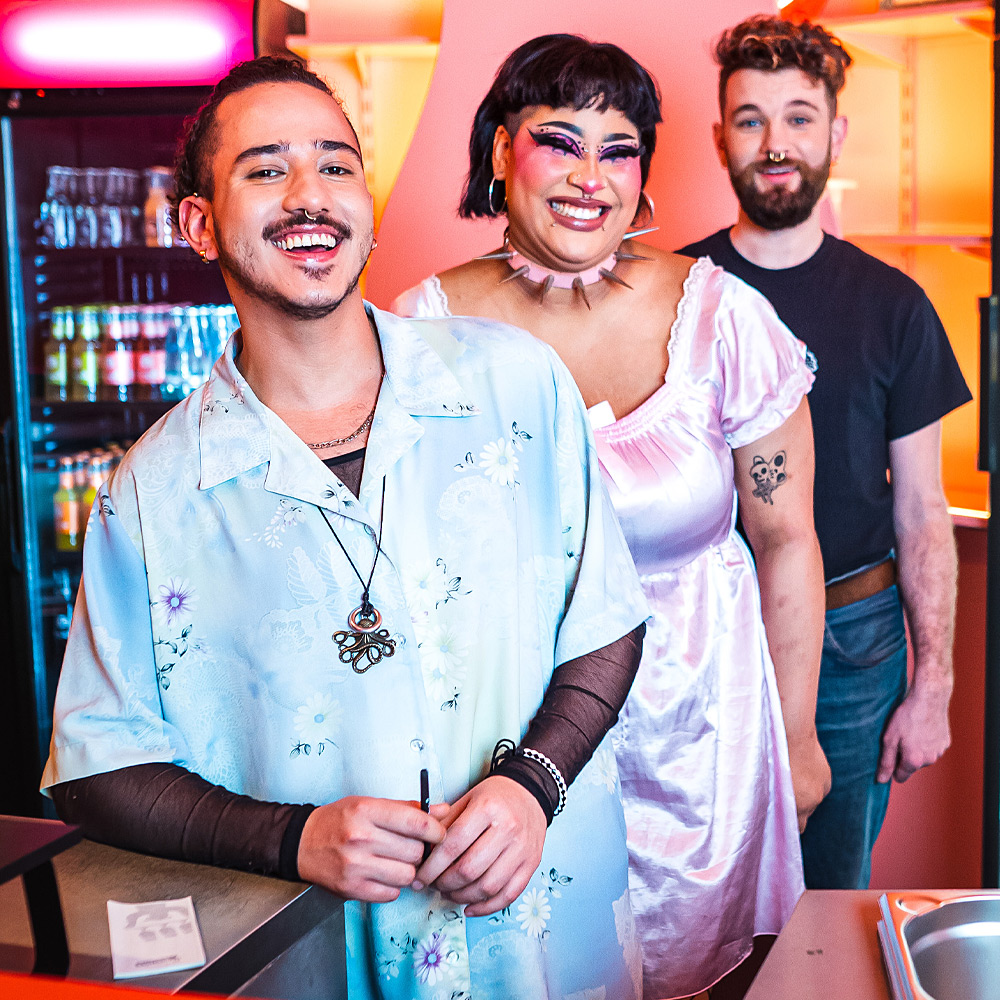 Kolleg:innen von der Bar im SchwuZ Queer Club Berlin