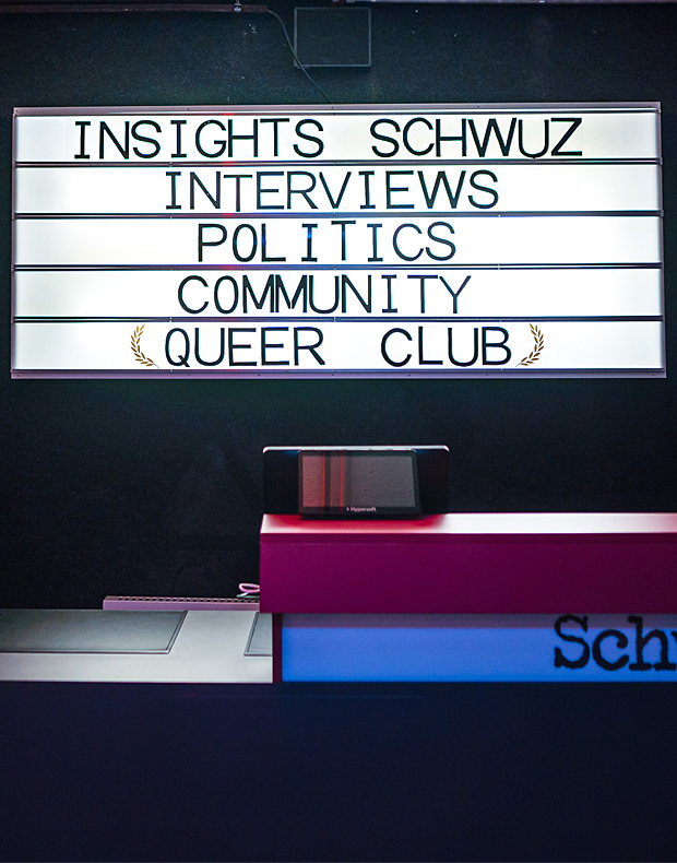 Leuchttafel mit Aufschrift am Kassentresen im SchwuZ Queer Club Berlin