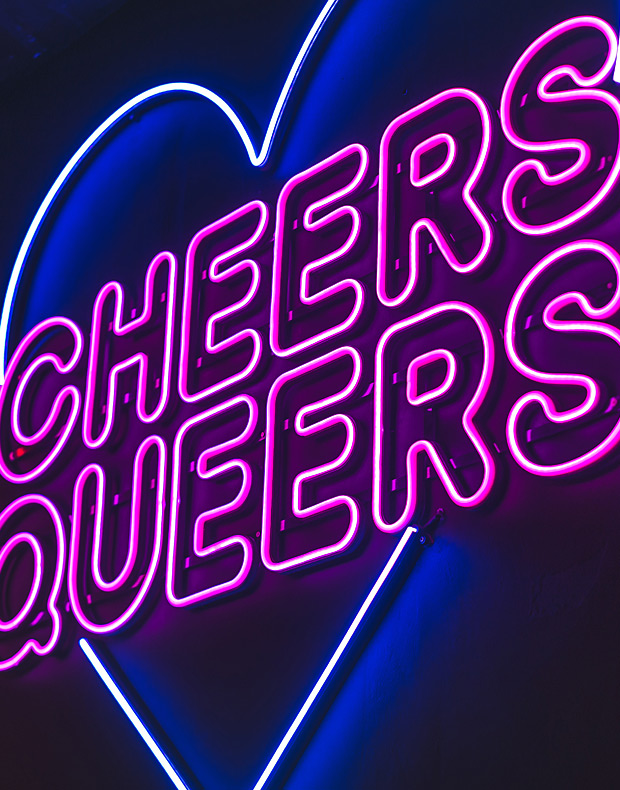 Neon Leuchtzeichen mit der Aufschrift Cheers Queers